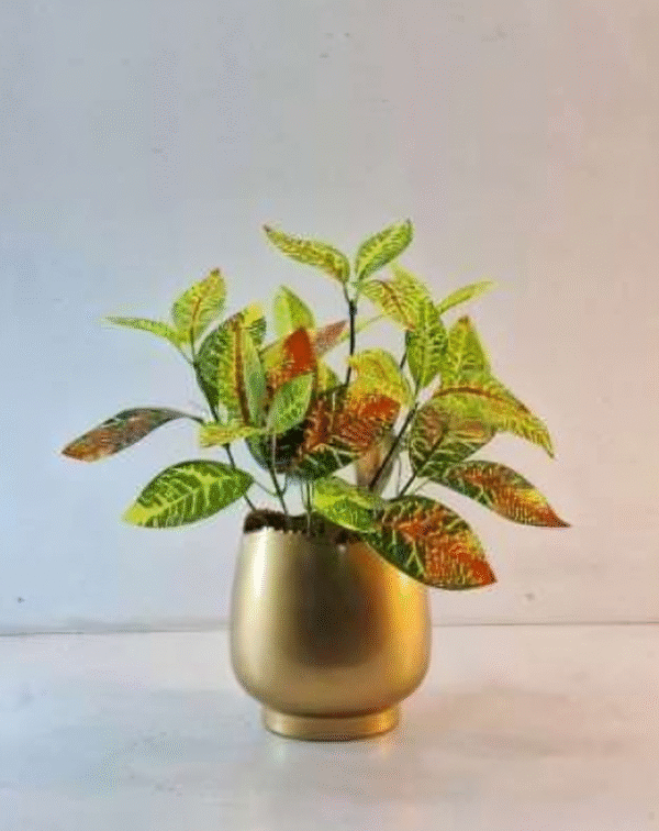 Mini Bulb-Shaped Metal Planter – Smooth Gloss Finish