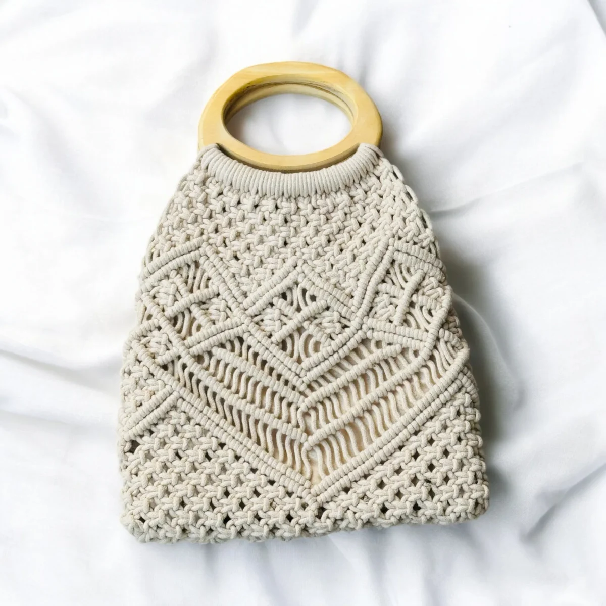 Elevate your summer look with the Pretty Lady macrame handbag – handcrafted elegance in cotton with a smooth white wooden handle. Chic, lightweight, and timeless.