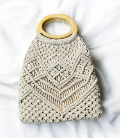 Elevate your summer look with the Pretty Lady macrame handbag – handcrafted elegance in cotton with a smooth white wooden handle. Chic, lightweight, and timeless.