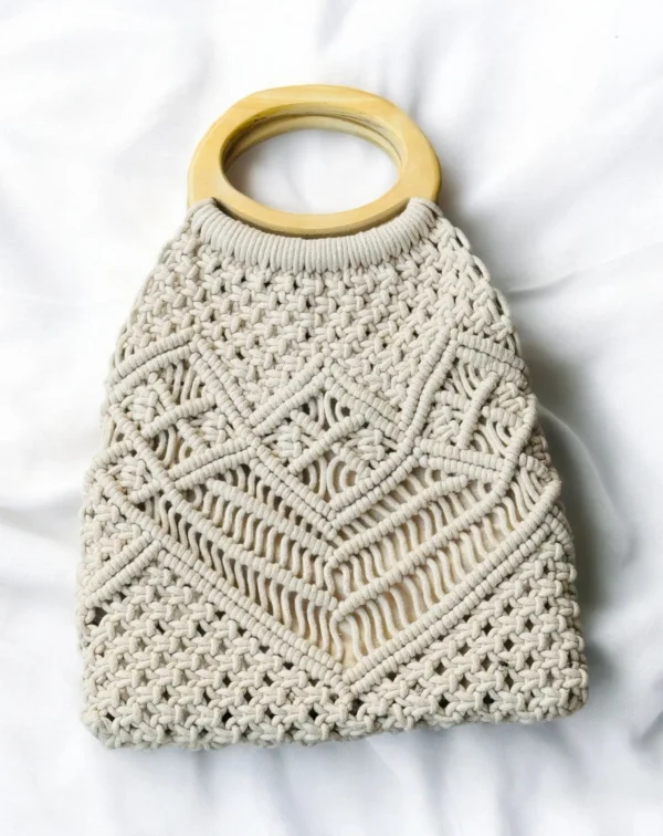 Elevate your summer look with the Pretty Lady macrame handbag – handcrafted elegance in cotton with a smooth white wooden handle. Chic, lightweight, and timeless.